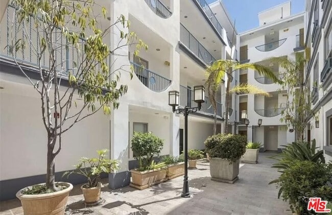 Building Photo - 1621 Barry Ave Unit PH 3 Rental