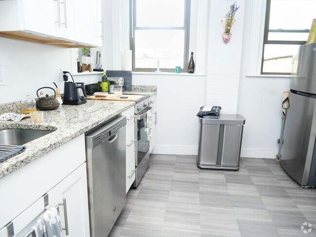 Building Photo - 1378 Beacon St Unit 8 Rental