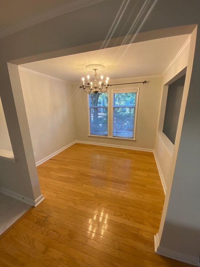 Updated Flooring and Bathroom! 2 bedroom... House House Rental in