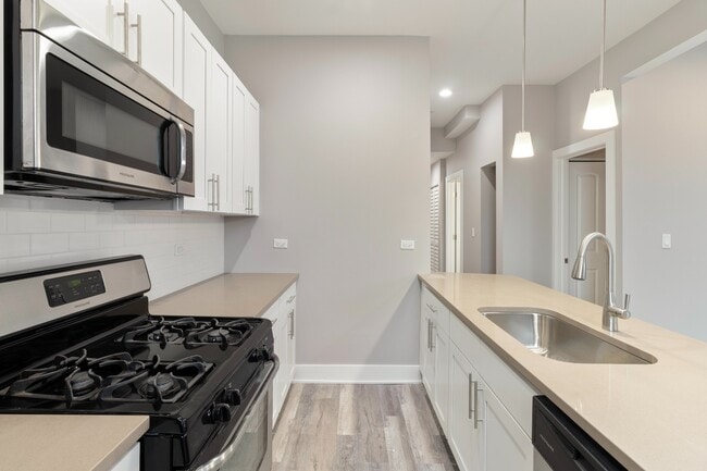 Building Photo - Top Floor, Gorgeous, Renovated 2bd/2bth, West Town Available 4/20 Unit 3B