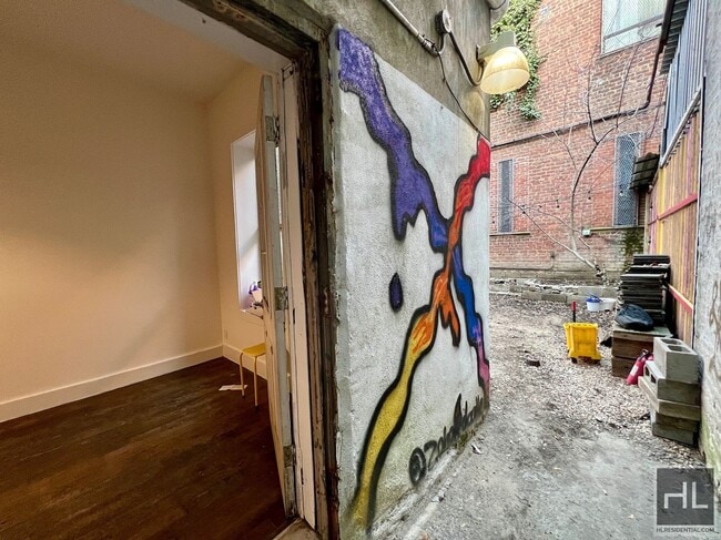 Photo - 3BR 1BA Massive Backyard w/ Performance Stage Unidad 1