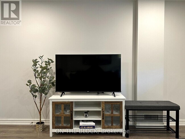 Photo - 49 Leslie St