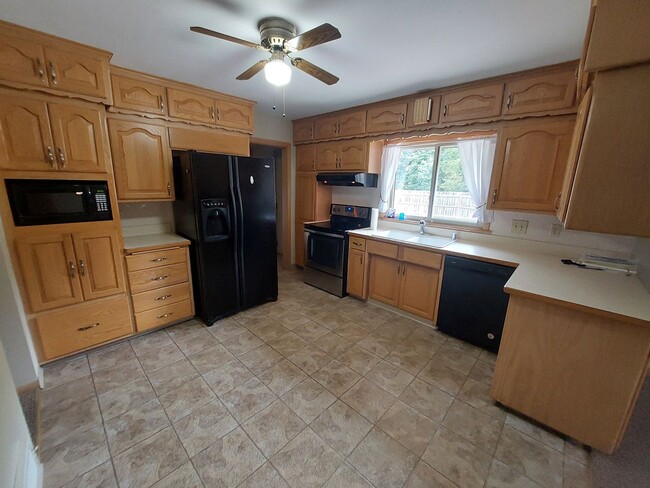 Photo - 3 Bedroom 2 1/2 bath brick ranch with fenc... House