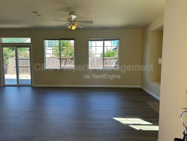 Photo - 28 Foxglove Ct