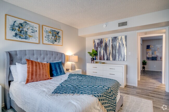 2BR, 2BA - 844SF