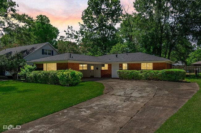 Photo - BEAUTIFUL 3 BEDROOM 2 BATH IN SPRINGLAKE, UNIVERSITY TERRANCE NEIGHBORHOOD