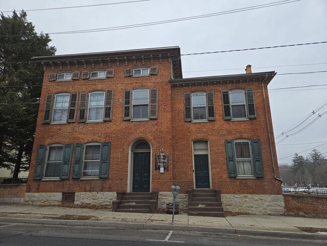Building Photo - SOLD 5/15/26-127 Lincoln Way W Unit 127 E