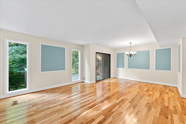 Photo - "Luxurious Reston Retreat: Spacious 2400 S...