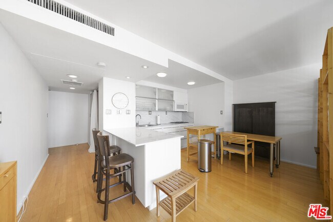 Photo - 800 W 1st St Unidad 2104