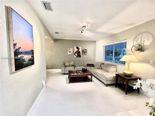 Photo - 1380 SW 11th St Unidad 1380 SW 11th St # 1