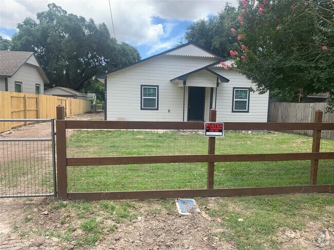 Building Photo - 905 San Jacinto St Rental