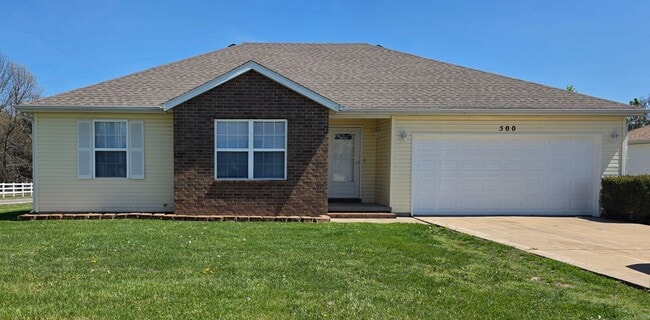 Building Photo - 3 Bedroom 2 Bath in Strafford on a corner lot for $1395!