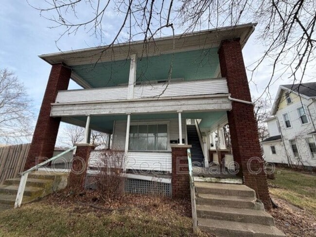 Building Photo - 902-904 1/2 S Limestone St.