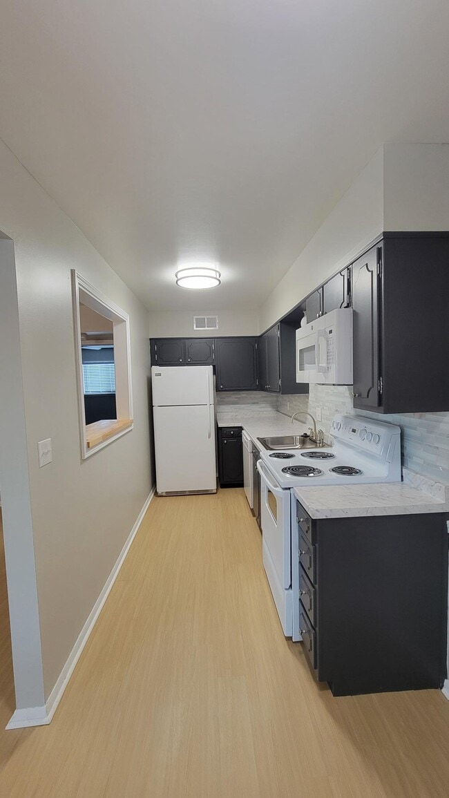 310 KITCHEN - Brookwood Apartments