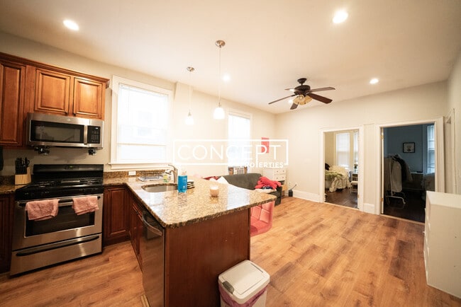 Building Photo - 719 Parker St Unit 2CP