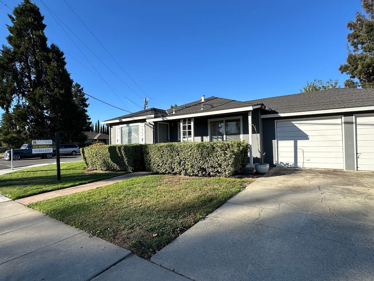 NEW kitchen & bathroom! Don't miss this ch... House House Rental in