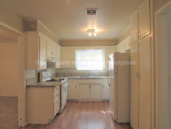 Photo - 637 Redstone Ave