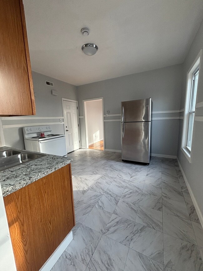 Building Photo - 3 Perkins St Unit 3