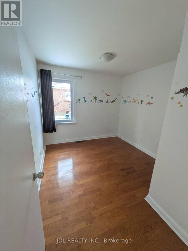 Photo - 345 Centre St E