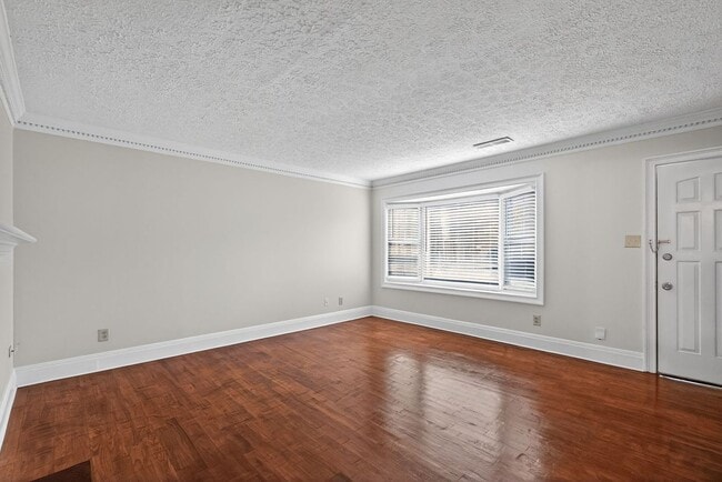 Photo - 898 Chippendale Ln