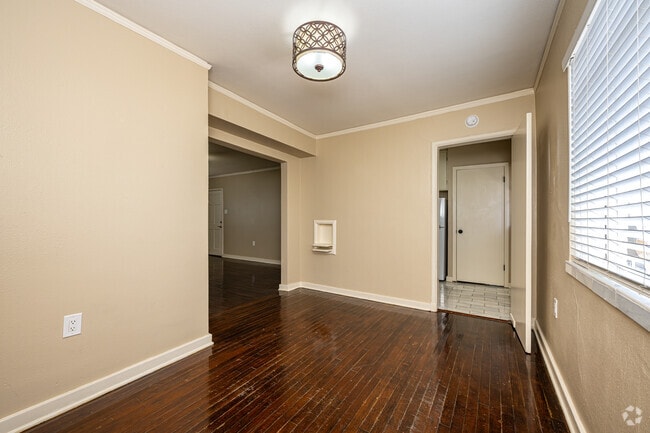 2BR, 1BA - 1,000SF - Dining Room - Downtown Living With A Capitol View!