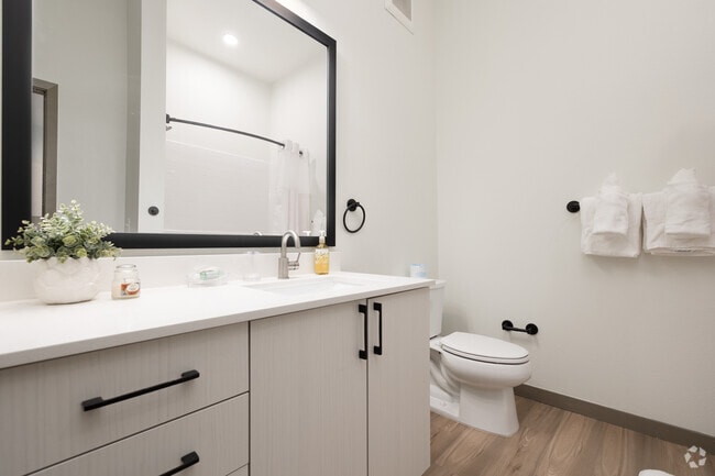 2BR, 1BA - 733SF - Bathroom