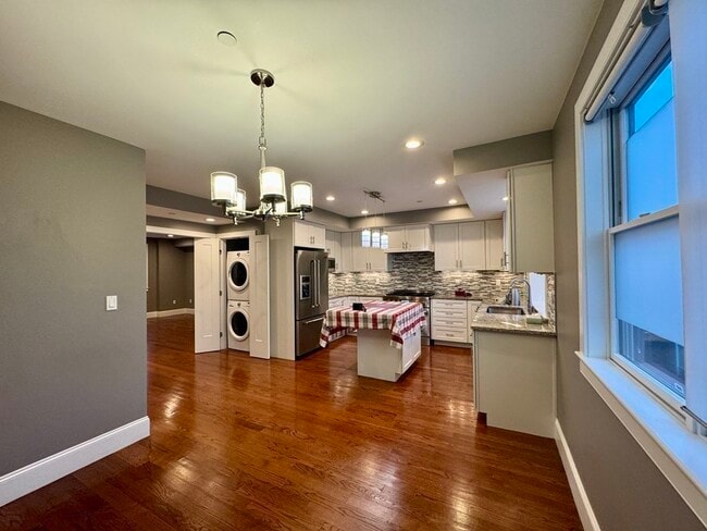 Photo - 198 California St