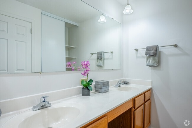2BR, 1BA - 1,000SF - Bathroom