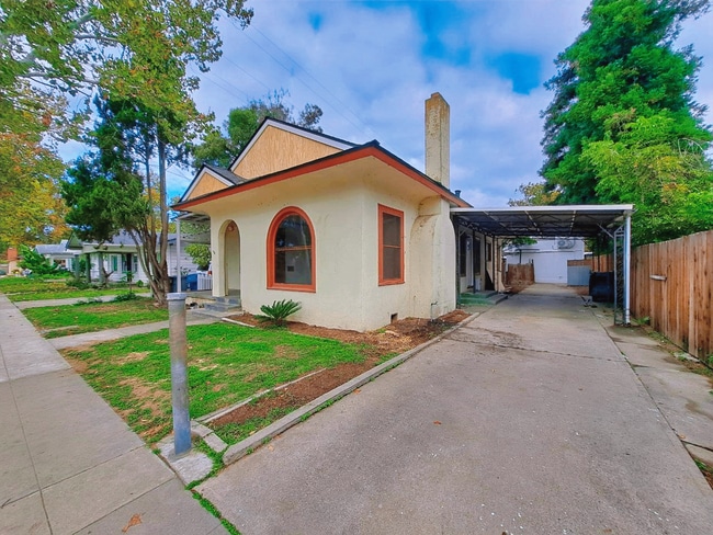 Building Photo - 141 E Hedges Ave Unit 141 E. Hedges - House