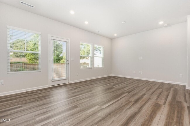 Photo - 172 Paramount Dr