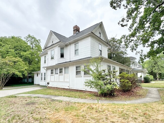 Building Photo - Great 2nd floor apt next to Greensboro College and convenient to downtown!