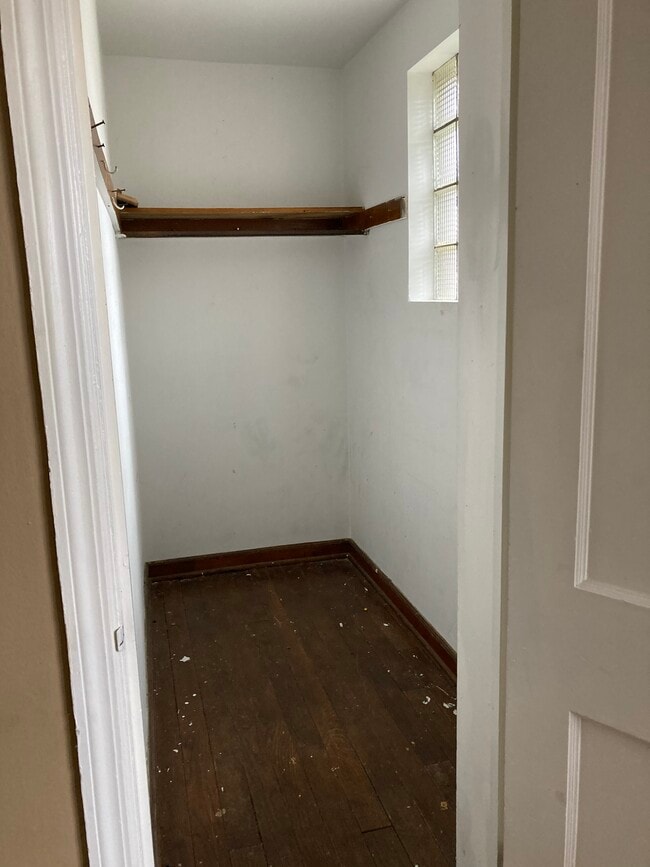 Walk-in Closet - 422 E Bruce Ave Unidad 3