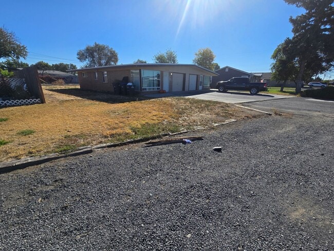 Building Photo - 2 Bedroom Duplex Apartment Available July ! Unit 1629 W Pheasant