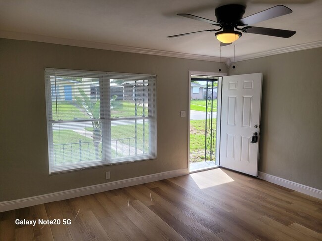 Photo - FOR RENT!!! SIMPLY STUNNING  3 BEDROOM 2 B...