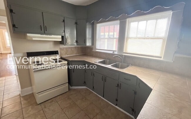 Photo - 1119 Graymont Ave W