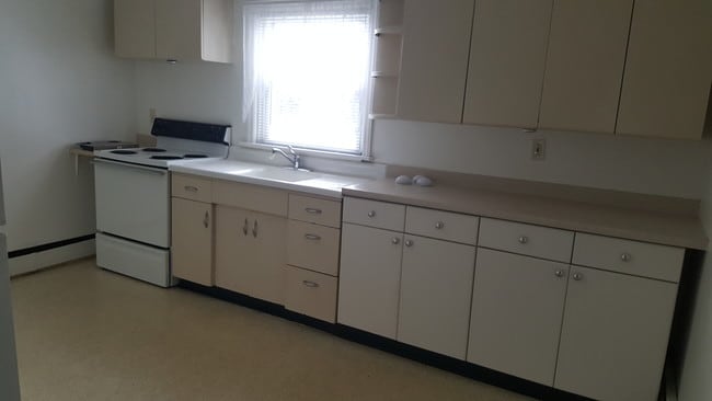 Kitchen counters - 618 Biggs Ave Unit 2A