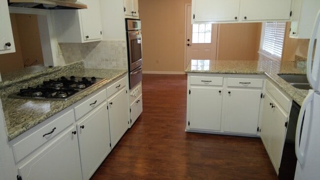 Photo - 905 Chinquapin Dr