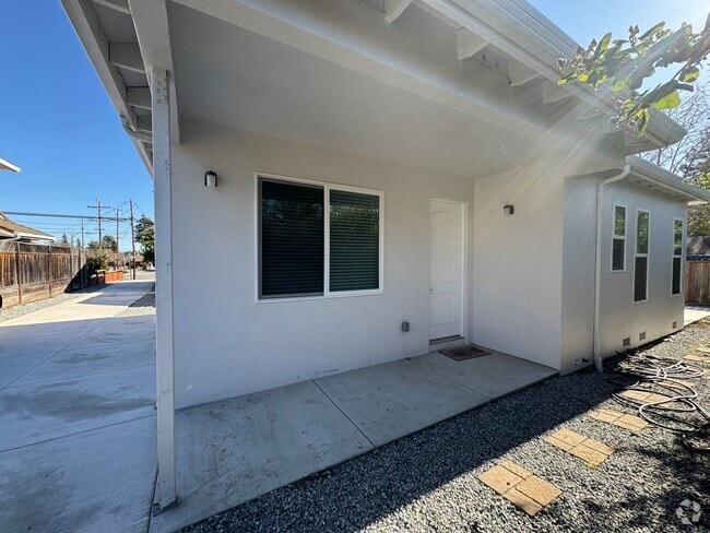 Building Photo - Brand new modernized 3 bedroom/3 bath! Rental