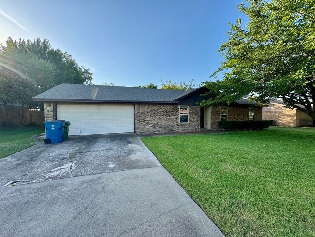 Building Photo - Updated Single Family Home | Midway ISD