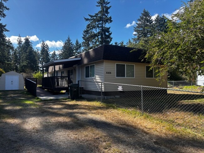 Building Photo - Remodeled 3 bed/ 2 bath with a sperate bon...