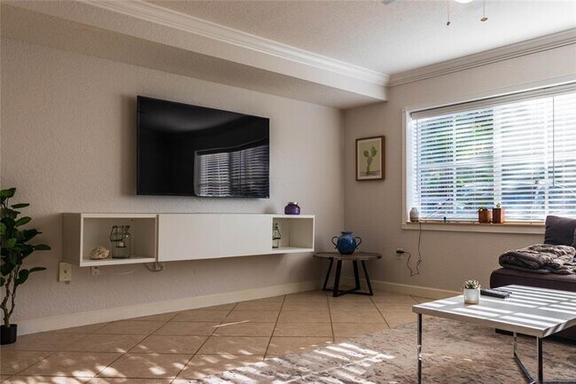 Photo - 151 NE 16th Ave Unidad 132