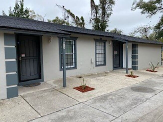 Building Photo - 2BR/1BA  TRIPLEX LOCATED DOWNTOWN ORLANDO