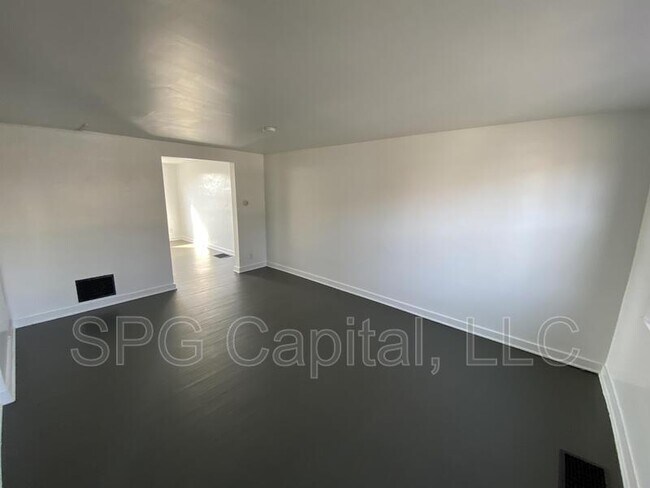 Photo - 2529 Derry St