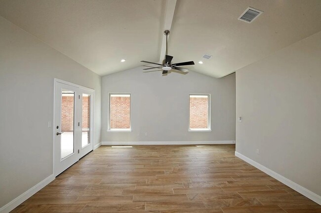 Photo - 7605 Woodford Ave