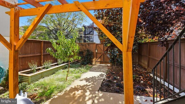 Building Photo - 1450 Harvard St NW Unit B