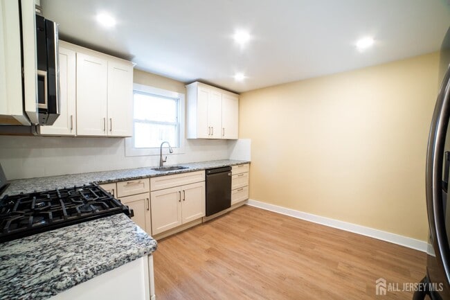 Photo - 341 David St