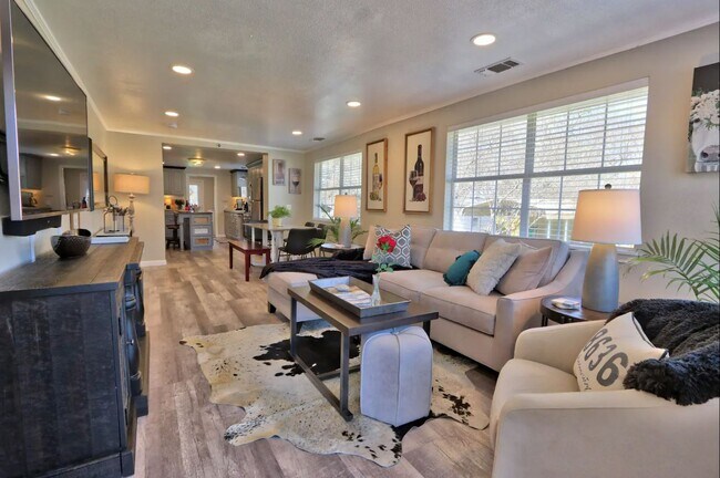 Living Room - 603 N Avenue N