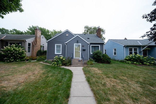 Building Photo - 1606 Grotto St N