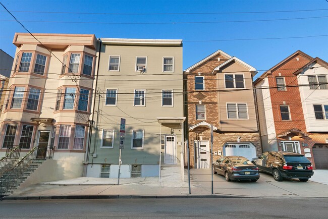 Building Photo - 17 Ravine Ave Unit 2