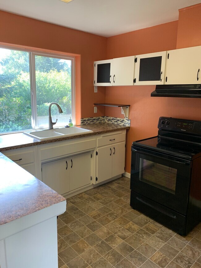 Kitchen - 901 Mount Olympus Ave SE Unit D